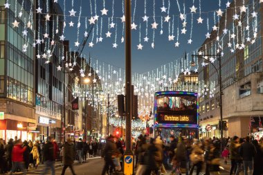 Londra, İngiltere - 10 ARALIK 2022: Londra 'da Oxford Caddesi boyunca bir manzara. Dekorasyonları, kalabalığı ve Noel Işıkları tur otobüsünü gösteriyor.