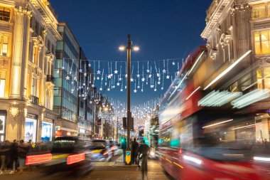 Londra, İngiltere - 10 ARALIK 2022: Londra 'da Oxford Caddesi boyunca bir manzara. Dekorasyon ve Londra trafiğini gösteriyor.