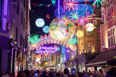 Londra, İngiltere - 10 Aralık 2022: Noel 'de Carnaby Caddesi boyunca bir manzara. İnsanların dekorasyonlarını ve kalabalığını gösteriyor..