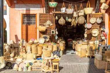MARRAKESH, MOROCCO - 31. OKT 22: Marakeş Medine 'de hasır sepetler, çantalar, kaseler ve diğer eşyalar satan bir dükkan tezgahı.