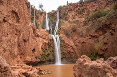 Fas 'taki Ouzoud Şelaleleri' ne yakın bir bakış açısı. Uçurumdan düşen farklı şelaleleri gösteriyor.