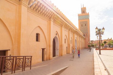 MARRAKESH, MOROCCO - 2ND NOV 22: Marakeş 'teki Kasbah Camii' nin dışı. İnsanlar görülebilir..