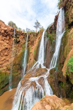 Kuzey Afrika 'daki Fas' taki Ouzoud Şelaleleri 'nin tepesine yakın çekim