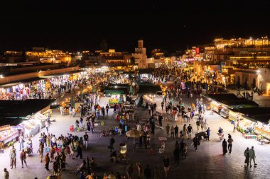 MARRAKESH, MOROCCO - 3RD NOV 22: gece Marakeş Medine 'sindeki Jemaa el-Fna üzerinde hava görüntüsü. Piyasanın etrafında bir sürü insan görülebilir..