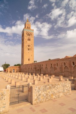 Gün boyunca Fas 'taki Marakeş Medine' deki Koutoubia Camii.