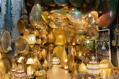 MARRAKESH, MOROCCO - 3RD NOV 22: Fas 'taki Medina ve Souks of Marakeş' te çarpıcı bir bakır ve pirinç dükkanı. Işıklar ve diğer dekoratif eşyalar satılıyor