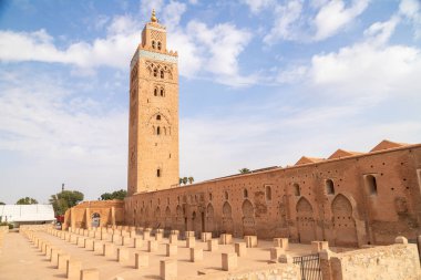 Gün boyunca Fas 'taki Marakeş Medine' deki Koutoubia Camii.