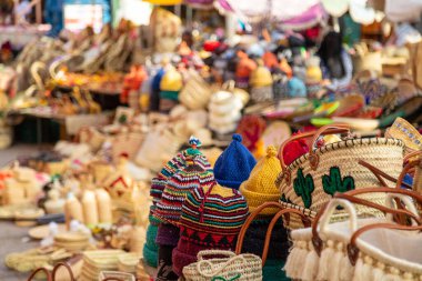 Marakeş 'te bir markette sepet, şapka ve diğer eşyaları satan eşyalara yakın.