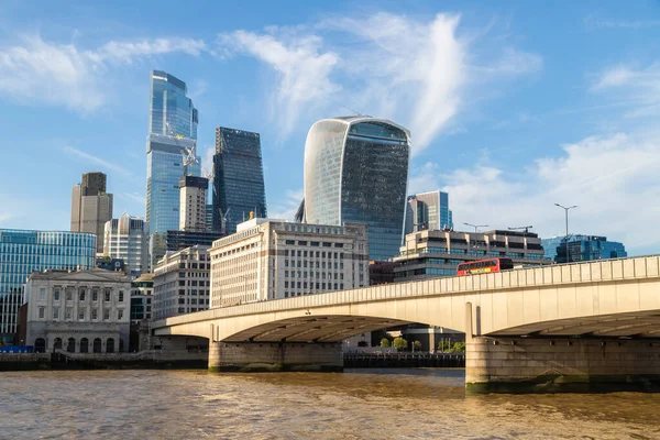 ロンドン市内にあるロンドン橋と建物 — ストック写真
