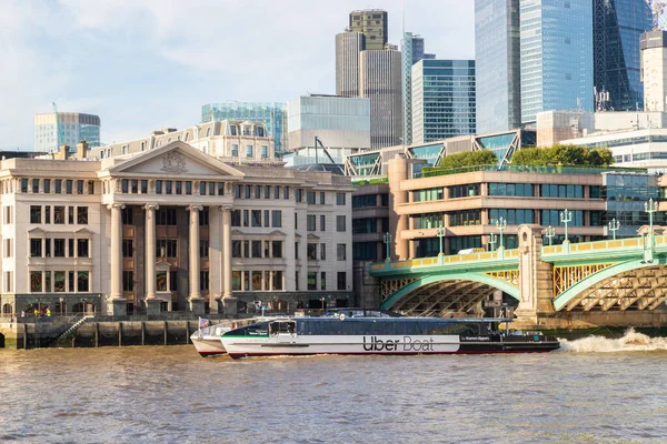2023年7月6日 テムズ川の昼間 ロンドン中心部にあるUber Boat 人や建物が見える — ストック写真