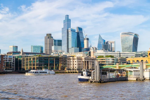 2023年7月6日 伦敦金融城和滨海码头 可以看到建筑物 船只和人 — 图库照片