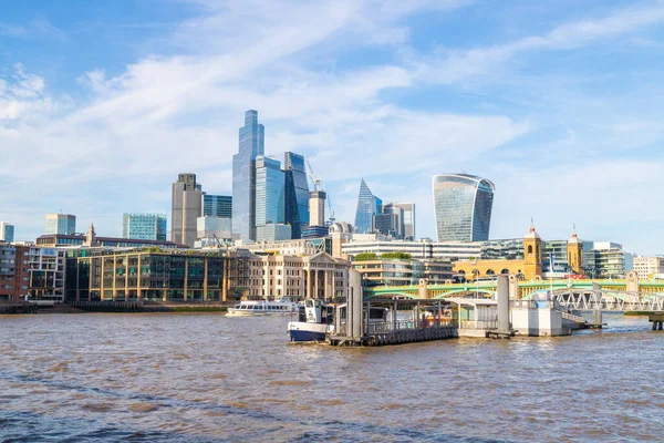 2023年7月6日 伦敦金融城和滨海码头 可以看到建筑物 船只和人 — 图库照片