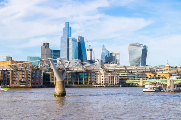 2023年7月6日 ロンドンのミレニアムブリッジとシティ ロンドンのスカイライン 船や橋の上で見ることができます — ストック写真