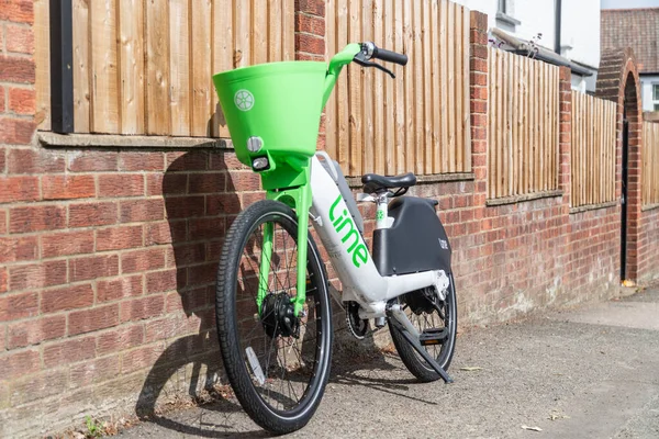 London 13Th July 2023 Lime Hire Bike Left Fence Residential — Stock Photo, Image