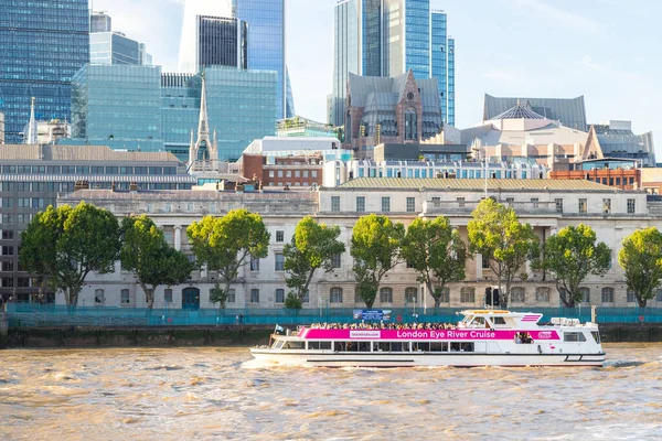 2023年7月6日 ロンドン中心部のテムズ川沿いのロンドン アイ川クルーズ船 船には人々が見え 背景には建物が見えます — ストック写真