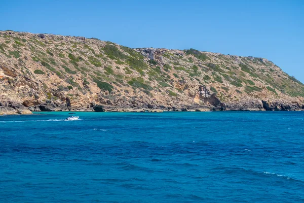 マヨルカ島の海岸 スピードボートを示す — ストック写真