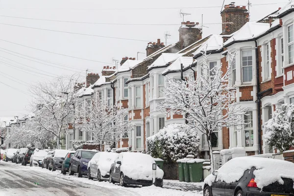 London 12Th December Residential Houses Cars Covered Snow Street London — Stock Photo, Image