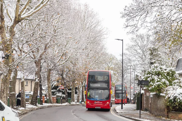 Londra Ngiltere Aralık Kar Yağdığı Kış Aylarında Yollarda Çift Katlı — Stok fotoğraf