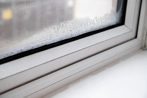 Gros Plan Sur Condensation Eau Intérieur Des Fenêtres Modernes Pvc — Photo