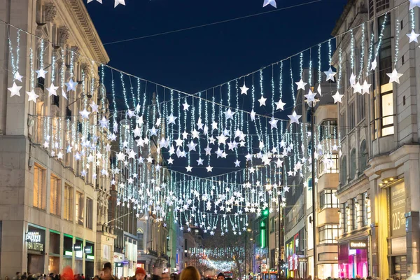 ロンドン イギリス 12月2022 クリスマスの夜にロンドンのオックスフォードストリート沿いの景色 星のテーマである装飾品の展示 — ストック写真