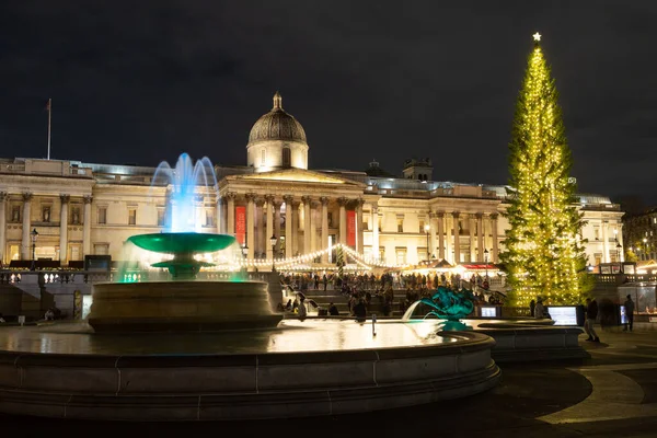 ロンドン 6日Dec 2022 クリスマスにロンドンのトラファルガー広場 クリスマスツリー 市場の屋台や噴水を表示します 見ることができます — ストック写真