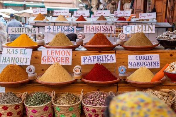 モロッコのマラケシュ 11月22日 モロッコのメディナやマラケシュの市場店でのスパイス ハーブやその他のアイテム 屋台の近くで見ることができます — ストック写真