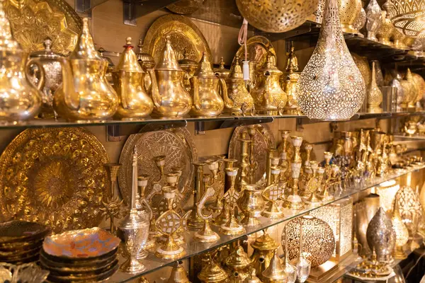 Detailní Záběr Ohromující Měděné Mosazné Předměty Obchodě Medině Souks Marrakesh — Stock fotografie