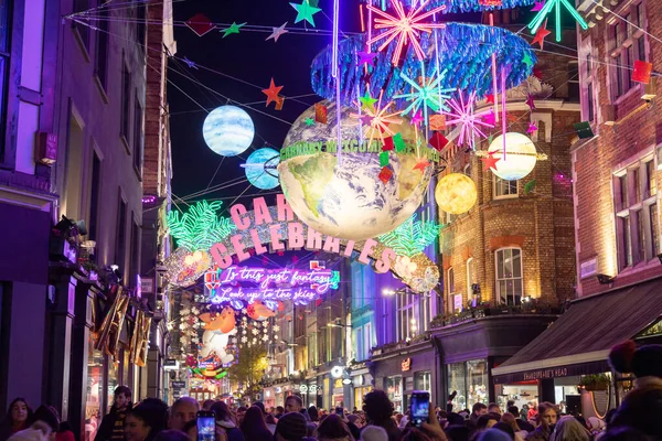 2022年12月10日 伦敦卡纳比街 Carnaby Street 沿线的圣诞美景 展示装饰品和人群 免版税图库图片