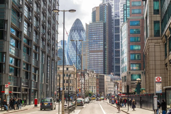 LONDON, UK - 2ND APRIL 2023: Londra 'daki iş bölgesinde Bishopsgate boyunca binalar ve ofisler. - İnsanlar. Sokaklarda görülebilir..