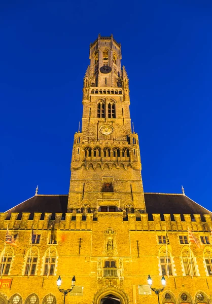 Bruges Çanı 'nın alacakaranlıkta düşük açılı görüntüsü ve arka planda mavi bir gökyüzü var..