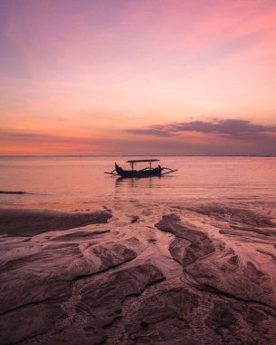 Bali 'de gün batımının güzel olduğu bir sahil.