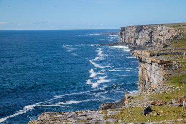 Aran Adaları 'ndaki Inishmore' da sarp kayalıklar