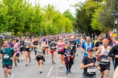 LONDON, İngiltere - 21 Nisan 2024: Londra Maratonu 2024 toplu koşusunda koşan insan grupları