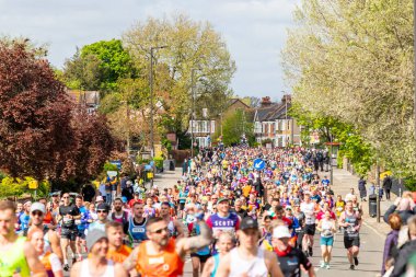 LONDON, İngiltere - 21 Nisan 2024: Londra Maratonu 2024 toplu koşusunda büyük miktarda insan