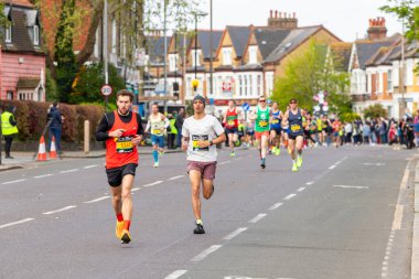 LONDON, İngiltere - 21 Nisan 2024: 2024 Londra Maratonu 'nun önde gelen koşucuları