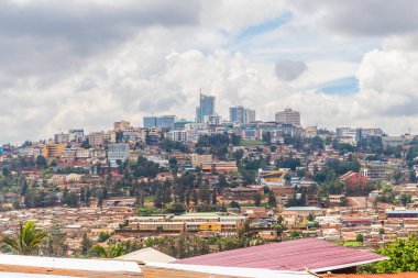 KIGALI, Rwanda - 7. NOV 23: Gündüz Kigali 'deki ufuk çizgisi manzarası. Bir sürü bina ve kule blokları gösteriliyor