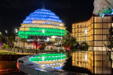 KIGALI, Rwanda - 6 NOV 23: Kigali Kongre Merkezi çeşitli renklerde aydınlandı.
