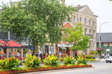 NIAGARA ON THE LAKE, CANADA - 27TH JUL 2022: A view along the pretty streets of Niagara-on-the-Lake in Canada. People can be seen.