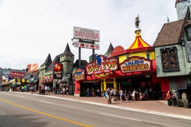 NIAGARA FALLS, CANADA - 27 Temmuz 2022: Clifton Hill, Niagara Şelaleleri 'nde eğlence atölyeleri, binişler ve diğer eğlenceleri gün içinde göstermektedir. Bir sürü insan görülebilir..
