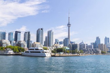 TORONTO, CANADA, 20 HAZİRAN 22 HAZİRAN: Güneşli bir günde Toronto siluetinin bir kısmı apartmanları ve diğer binaları gösteriyor.