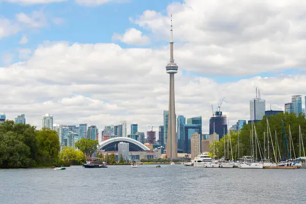 TORONTO, Kanada, 30 Temmuz 22: güneşli bir günde Toronto Adaları yakınlarındaki Toronto şehir merkezinin ufuk çizgisine doğru bir manzara. Tekneler ve insanlar görülebilir..