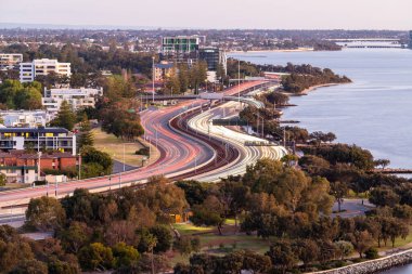 Gecenin erken saatlerinde Perth, Avustralya 'daki bir otoyolda yoğun trafikten gelen hafif izler.