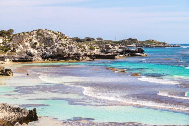 Batı Avustralya 'daki Rottnest Adası' nda güzel bir sahil. Turkuaz su ve beyaz kum görünüyor..