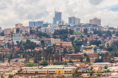 KIGALI, Rwanda - 7. NOV 23: Gündüz Kigali 'deki ufuk çizgisi manzarası. Bir sürü bina ve kule blokları gösteriliyor