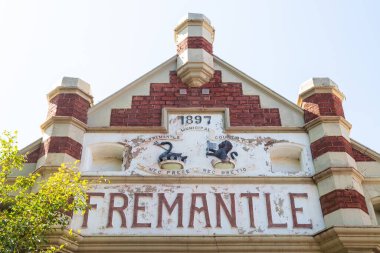FREMANTLE, AUSTRALYA - 13. OKULU 2024: Fremantle Market 'in dışı tabelaya yakın çekim gösteriyor