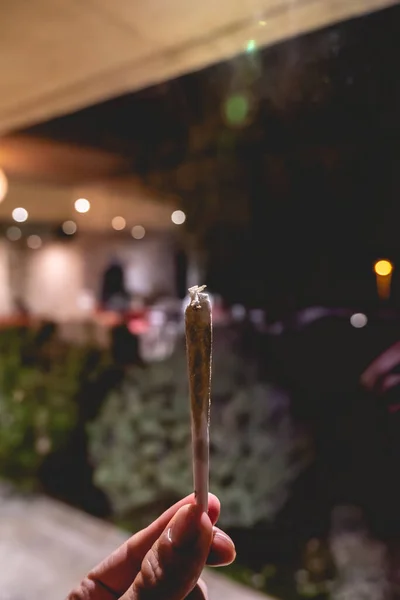Prsty Držící Velký Ručně Dělaný Marihuanový Joint Konopná Cigareta Kalafunou — Stock fotografie