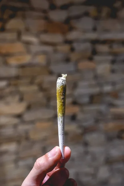Parmaklar Taş Bir Duvarın Önünde Reçineyle Büyük Bir Yapımı Marihuana — Stok fotoğraf
