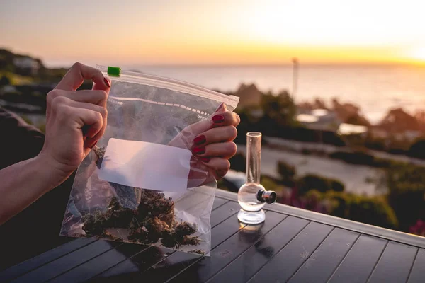 Hände Mit Roten Nägeln Halten Eine Plastiktüte Mit Großen Marihuana — Stockfoto