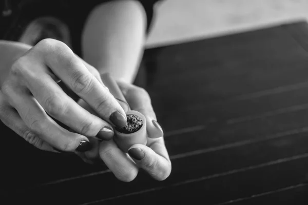 Χέρια Σκούρα Νύχια Που Βάζουν Μπουμπούκι Μαριχουάνας Πλαστικό Σωλήνα Μαριχουάνας — Φωτογραφία Αρχείου