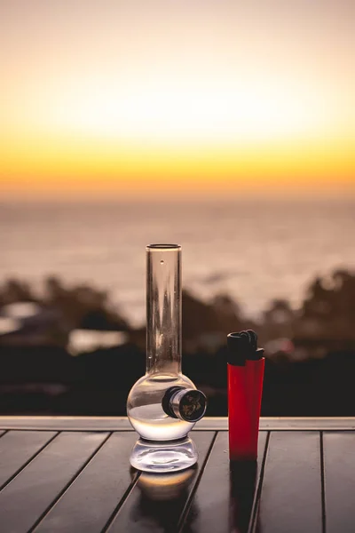Marihuana Bong Unkrautwasserpfeife Und Orangefarbenes Feuerzeug Mit Schönem Sonnenuntergang Und — Stockfoto